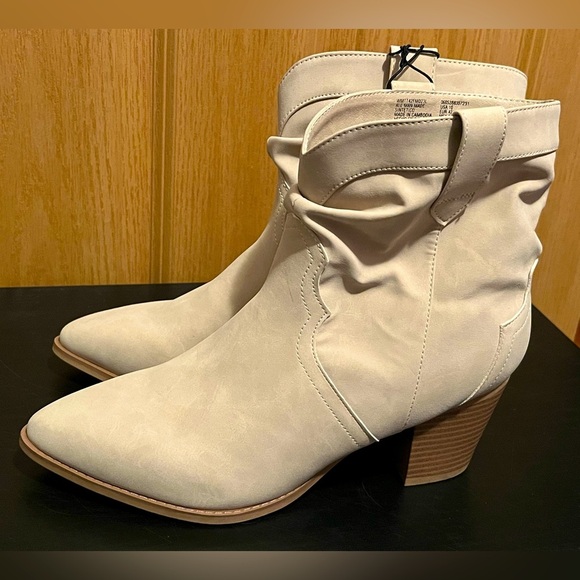 Time and Tru Cream Colored Booties - Picture 1 of 14